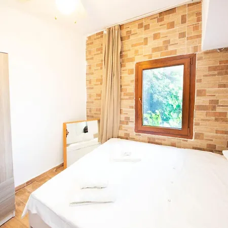 Mesmerizing House Right Next To The Sea With A Refreshing View And Balcony In Gumusluk, Bodrum
